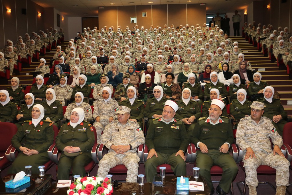 نائب رئيس جامعة مؤتة للشؤون العسكرية يحضر محاضرة في كلية الأميرة منى للتمريض