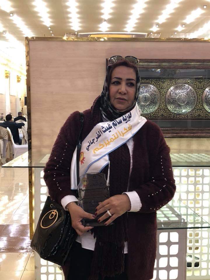 منح رئيس مجلس أصحاب الأعمال الليبيين فرع بنغازي درع الموظفة المتميزة