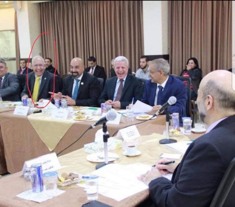 شاهد...ناشطون ينتقدون صورة الرزاز ونقيب المهندسين