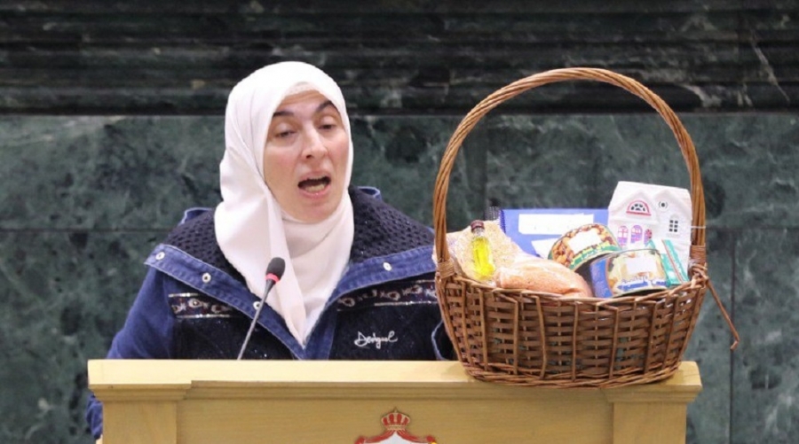 المعشر لطهبوب وهي تسلمه السلة .. خليها معك عنا مثلهم ويغادر ويتركها