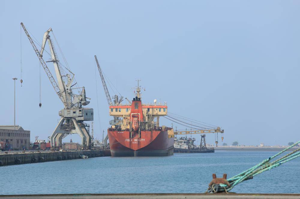 مليشيا الحوثي تحتجز ٨٨ سفينة إغاثية وتجارية وتنهب ٦٩٧ شاحنة في الطرقات وترتكب ١٨٥ انتهاكًا بالحديدة في مجال الإغاثة
