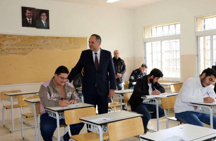 شاهد بالصور ... التلهوني يتفقد قاعات امتحان الثانوية العامة