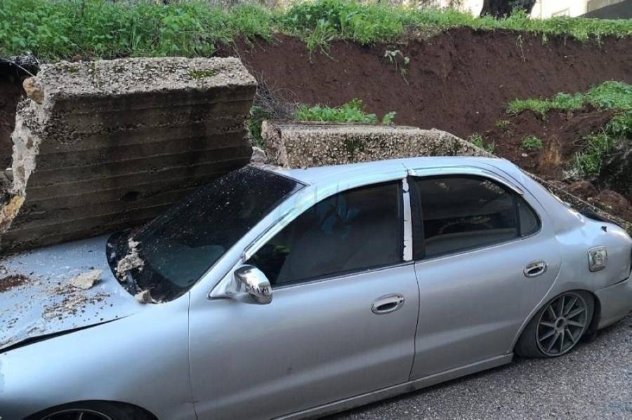 بالصور انهيار جدار استنادي بطول 20 مترا على مركبة خاصة في كفرنجه