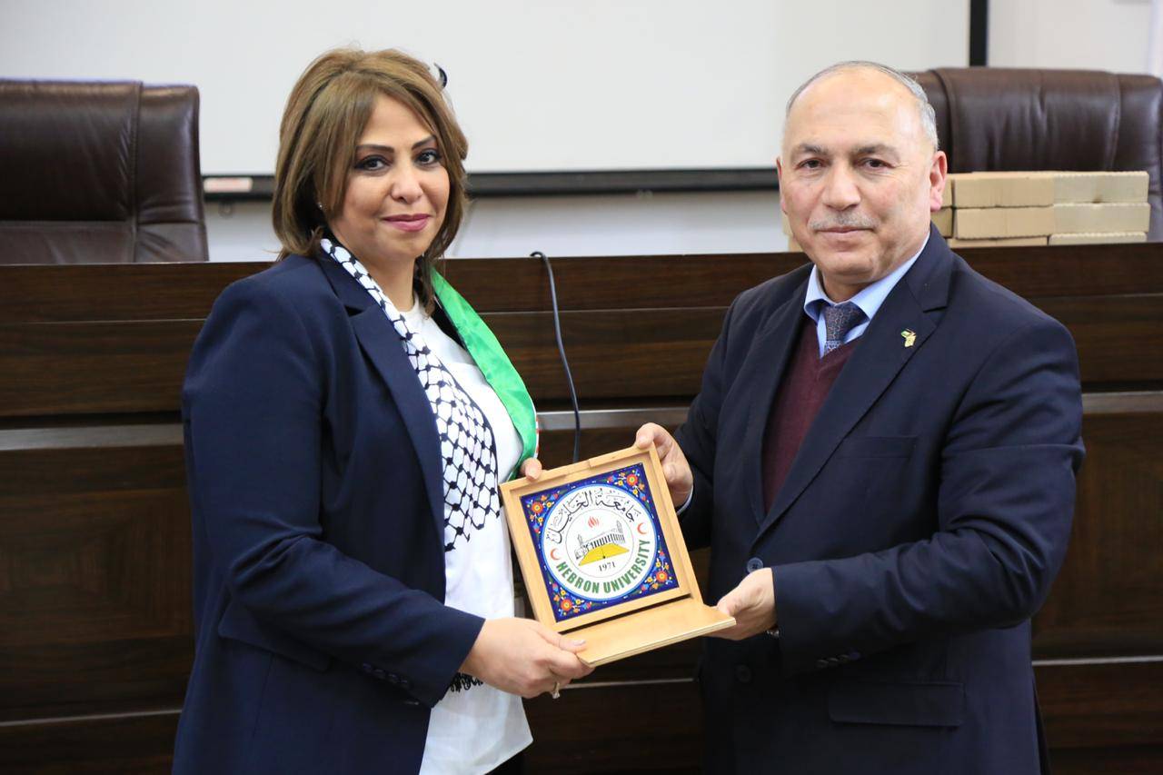 رئيس جامعة الخليل يكرم الناشطة الأردنية حدادين .. صور
