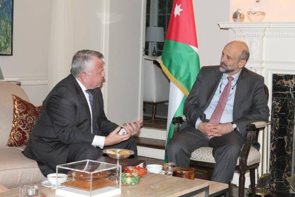 الرزاز يطالب بتوفير الدعم للأردن وخاصه في هذه المرحلة الصعبة