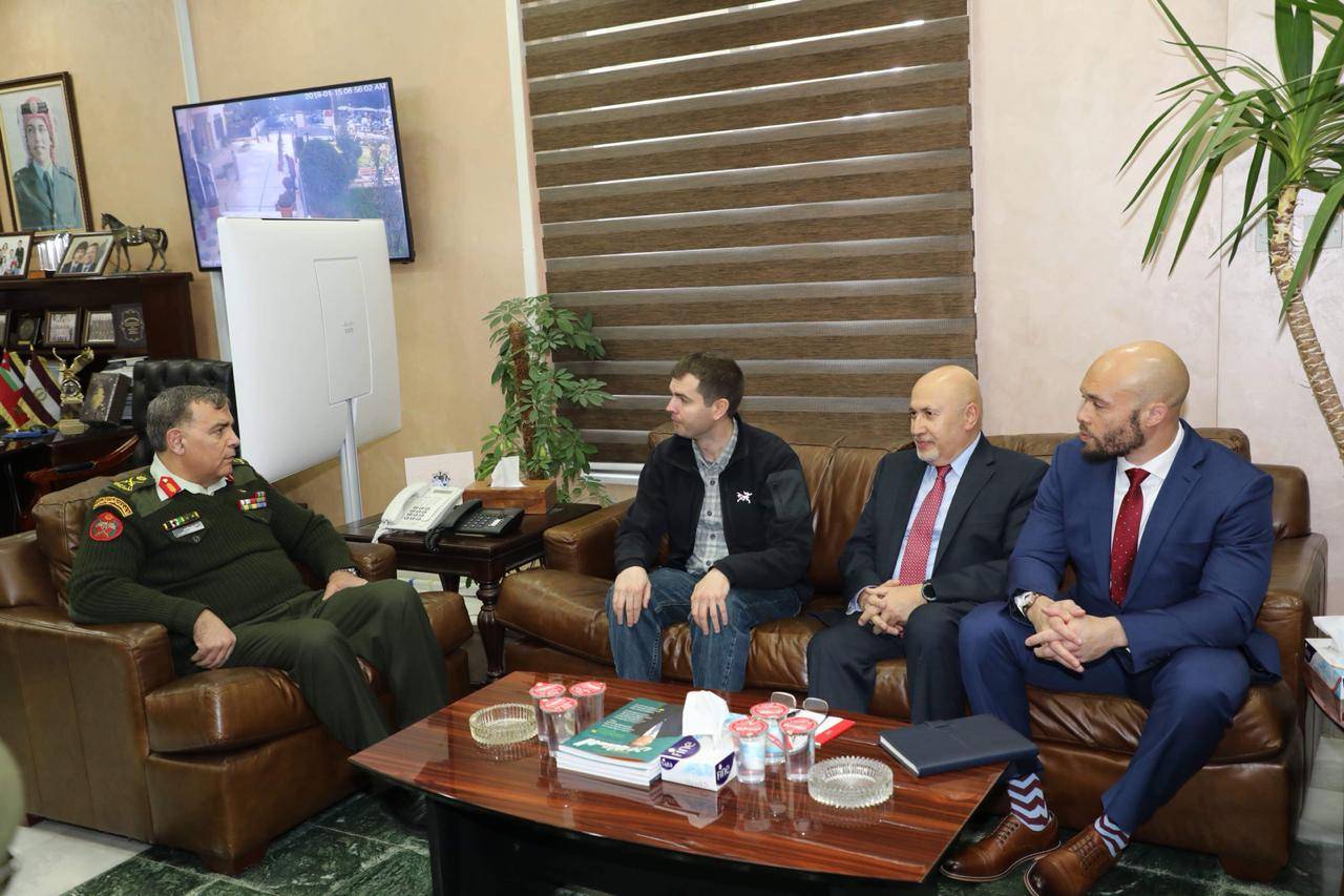 مدير عام الخدمات الطبية الملكية يستقبل وفداً أمريكياً