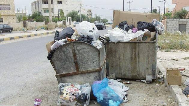دون بسملة وبلا رحمة مشهد يختصر التناقضات الصارخة !! حاويات الفقراء وبطر الأغنياء !