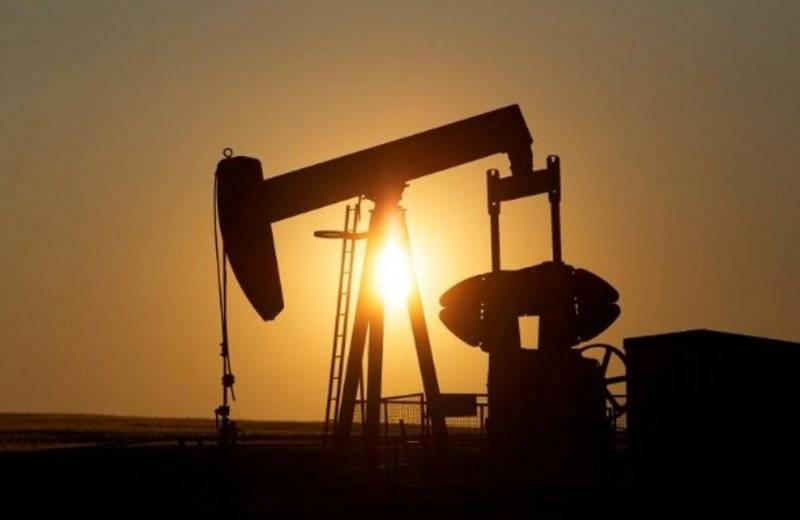 النفط يتراجع متأثرًا بضعف أسواق الأسهم الأمريكية وزيادة المعروض