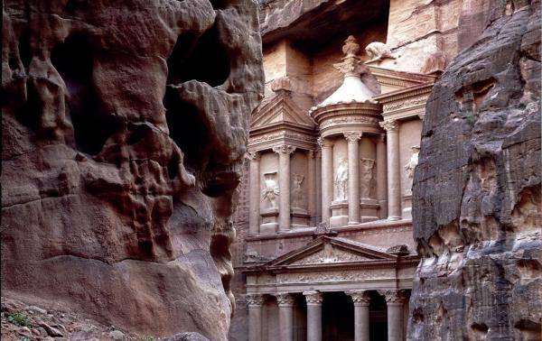 وكلاء السفر: نقص في اعداد الغرف الفندقية بالبترا والحافلات السياحية