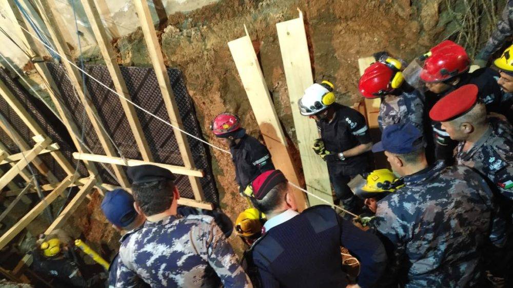 الدفاع المدني: ما زلنا نبحث عن الشخصين بين الأتربة.