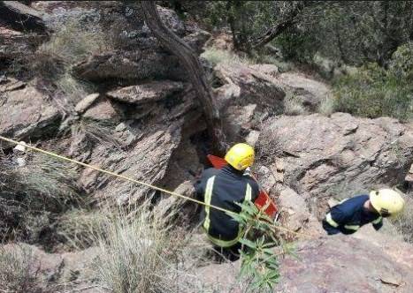 انقاذ ثلاثة أشخاص علقوا بمنطقة وعرة باربد