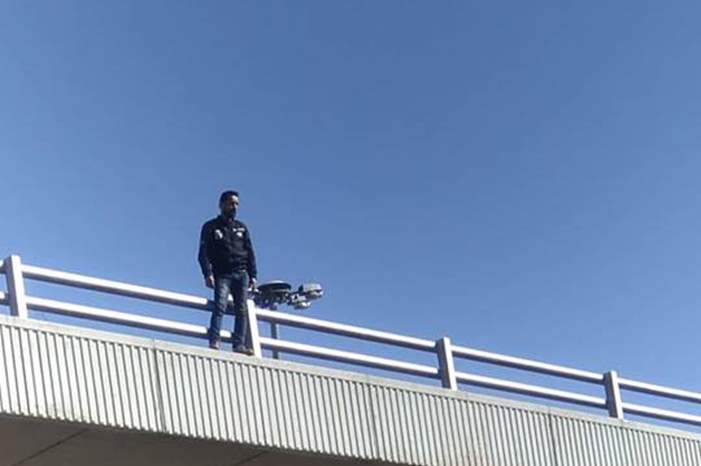 مواطن يهدد بالانتحار من أعلى جسر دوار الداخلية في العاصمة عمان