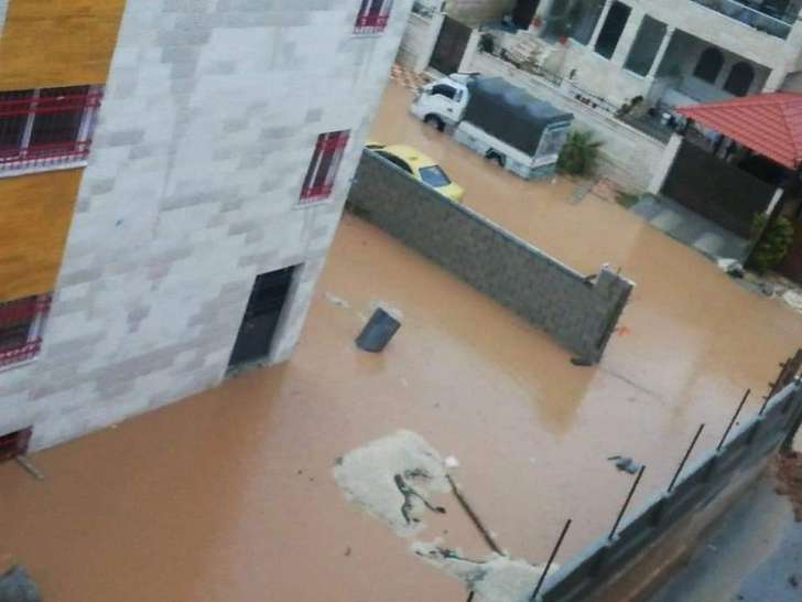 شاهد بالصور ... مياه الامطار تداهم منازل مواطنين في العاصمة عمان