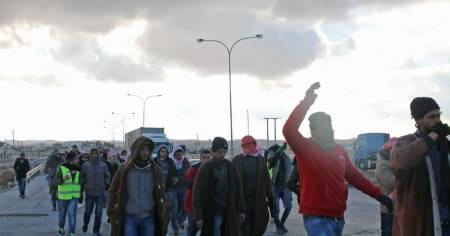 بعد انتقادات للحكومة .. وزير العمل يرد متأخراً : نحن الجهة المعنية بالتعامل مع الباحثين عن العمل