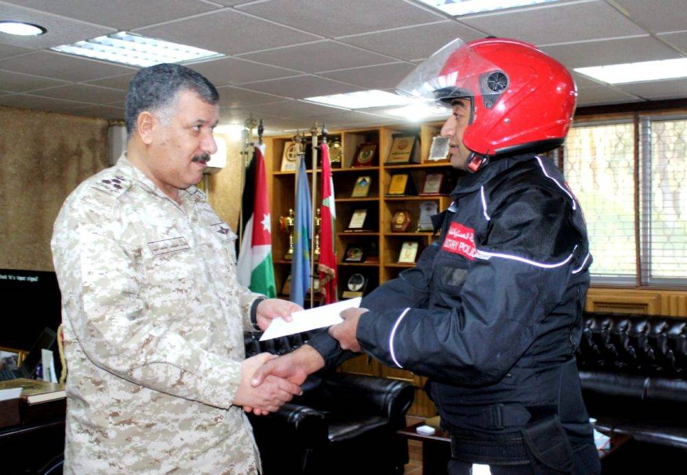 قائد المنطقة العسكرية الشمالية يكرم احد ضباط الصف المميزين من مجموعة الشرطة العسكرية الشمال