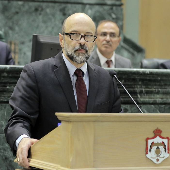 الرزاز ينتقد علناً غياب سلطة العقبة عن جلسة النواب