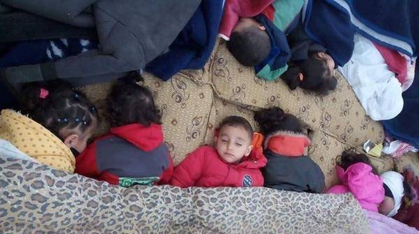 العريني واطفاله مستمرون في مسيرتهم تحت المطر بحثا عن الوظيفة