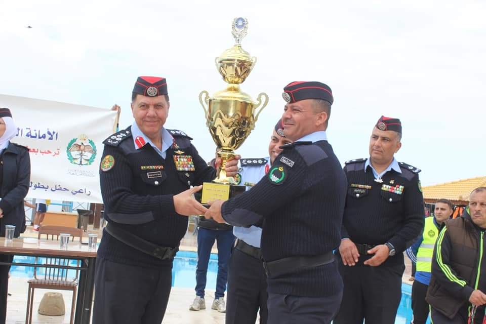 بمناسبة عيد ميلاد الملك  العميد المواجده يتوج العقيد الحويطات بكأس البطولة