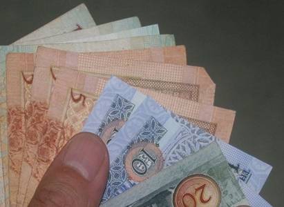 الضريبة تطلب من المؤسسات العامة تزويدها بقوائم الموظفين لصرف الدعم