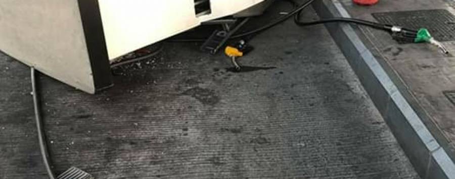 شاهد بالصور .. مواطن يسحب مضخة وقود بمركبته بعد تعبئتها في العقبة