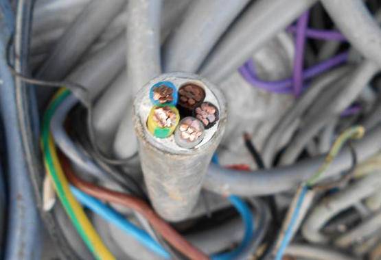 سرقة كوابل اعمدة الانارة من طريق الـ 100 بين الزرقاء وعمان