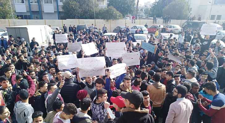 طلبة التوجيهي يعتصمون ضد نظام الدورة الواحدة أمام التربية في عمّان واربد