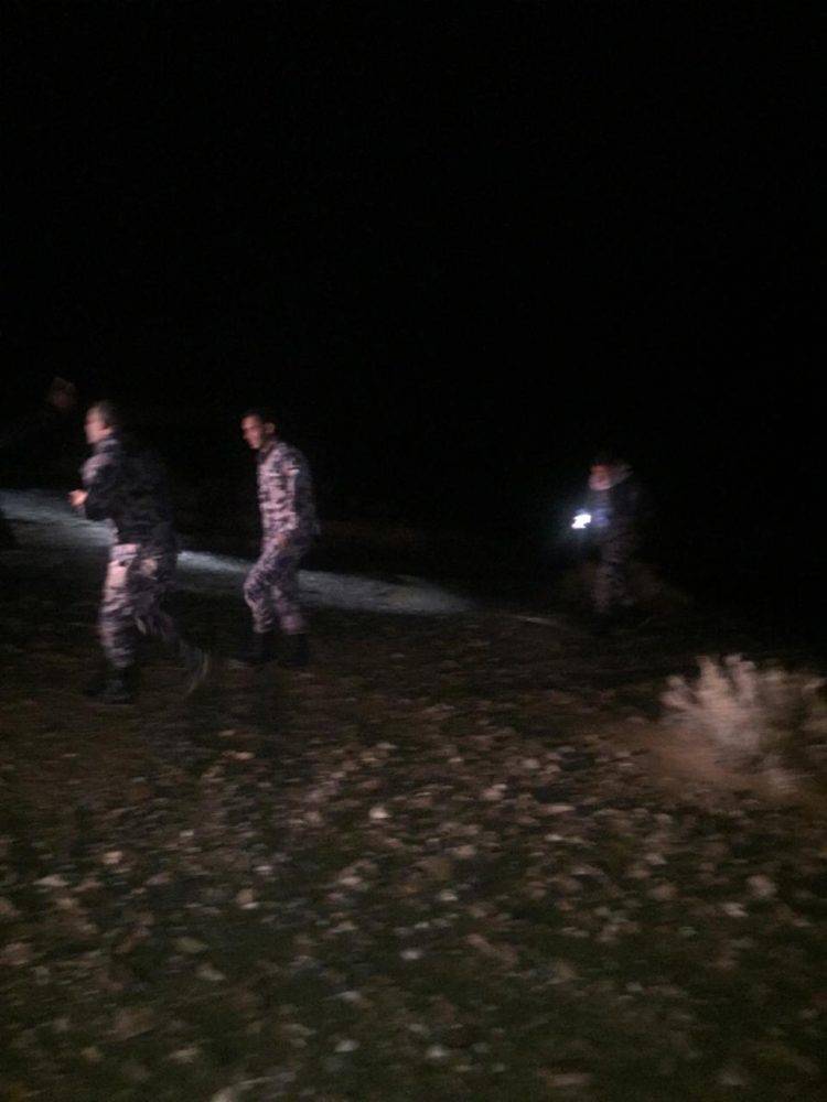 بلدية الموقر والدفاع المدني ينقذون مواطنين حاصرتهم المياة في الخرانه