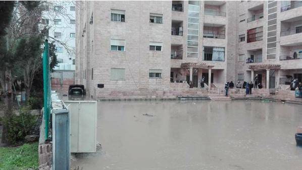 بالفيديو .. منزل في الجويدة يغرق بالمياه .. .وطوارئ الأمانة تكتفي بهدم سور لتصريف المياه