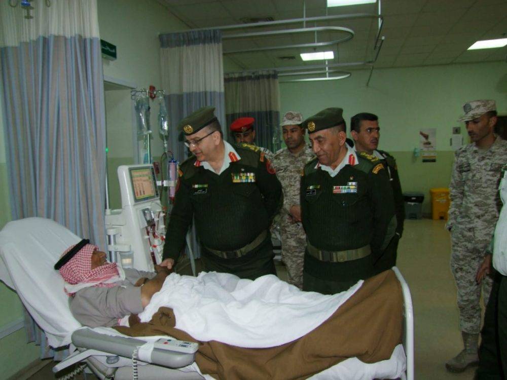 مساعد مدير عام الخدمات الطبية الملكية يتفقد مستشفى الملك طلال العسكري