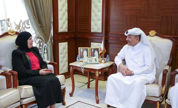 اسحاقات تلتقي وزير التنمية القطري في الدوحة