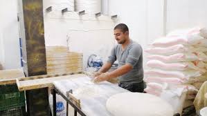 الخباز الحوامدة.. يلفت المارة بحركات فنية عند إعداده خبز الشراك