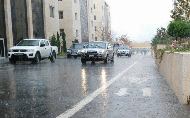 الدفاع المدني يدعو إلى ضرورة الابتعاد عن أماكن تشكل السيول والتجمعات المائية خلال المنخفض الجوي