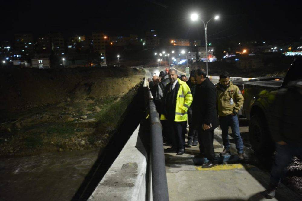 ابو السكر: يتفقد شوارع ومناطق الزرقاء خلال تأثير المنخفض الجوي.. صور .