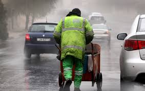 طقس غائم وبارد وزخات أمطار