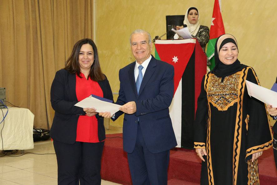 المعاني يكرم عدد من  المعلمات والموظفات في وزارة التربية والتعليم.