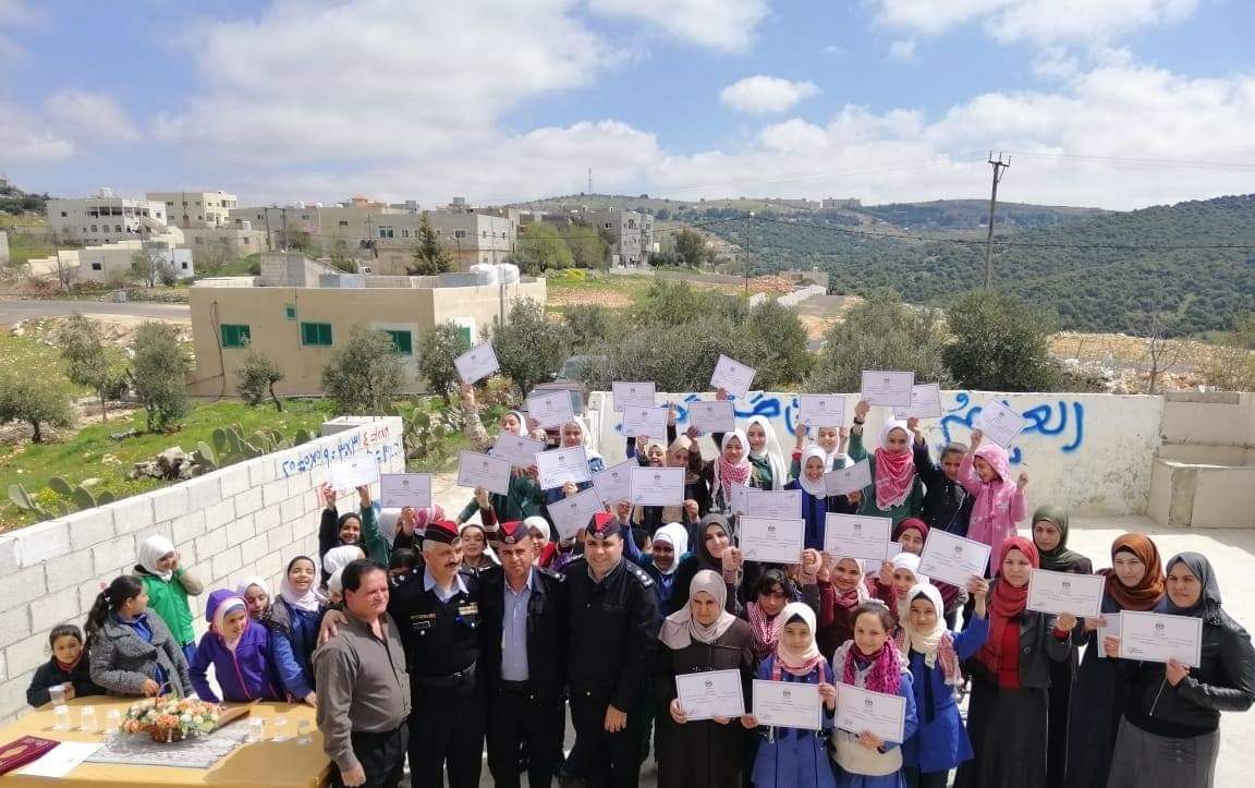 تخريج دورة أصدقاء الشرطة في عجلون.. صور