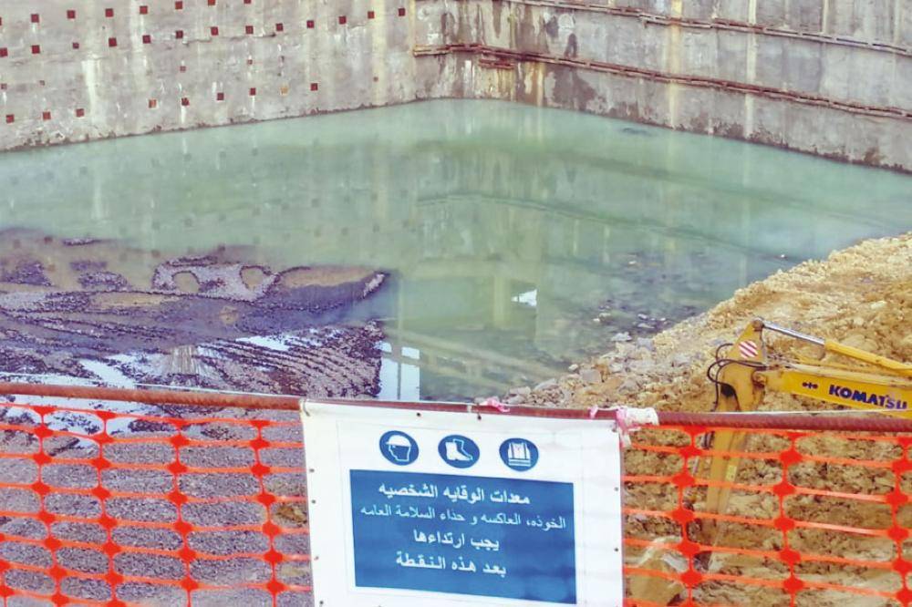 نبعة ماء تتفجر في مسار «الباص السريع» في صويلح