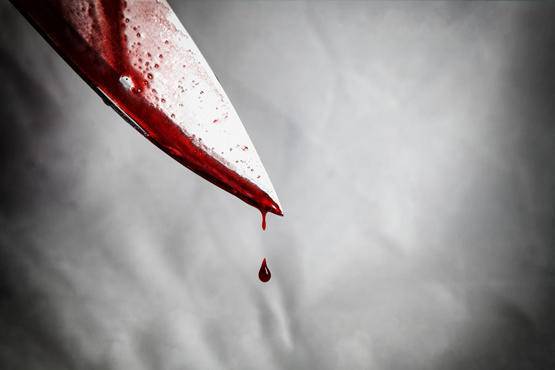 متسول يطعن أستاذا جامعيا على إشارة الحديد الضوئية في الزرقاء