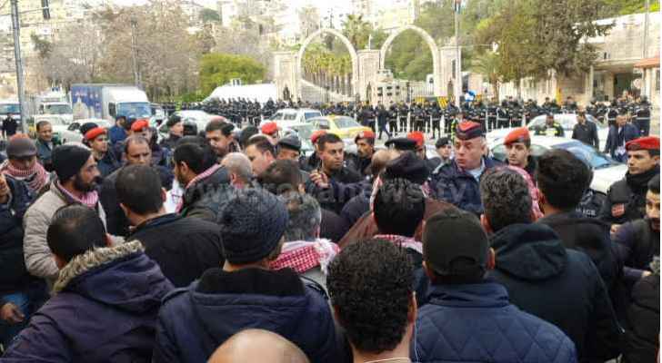 بالوثيقة .. إنهاء اعتصام المتعطلين عن العمل أمام الديوان الملكي وعودتهم إلى معان