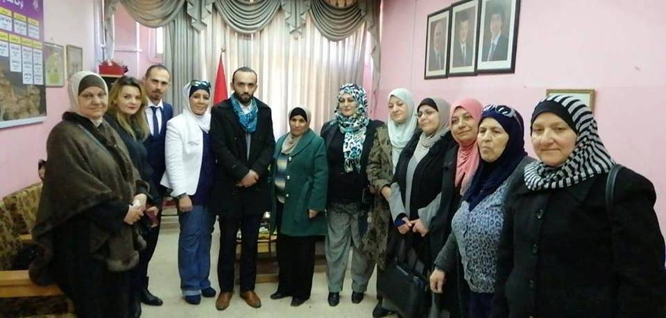 العوامله : يزور مدارس المنطقة ويوزع القرطاسية والألعاب على الطلبة