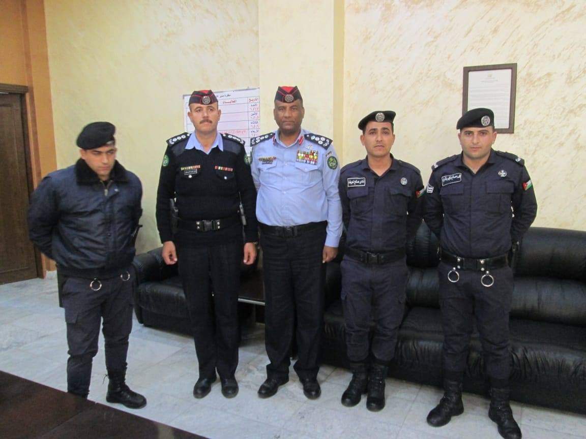 اربد : العميد الخالدي  يكرم عدد من مرتبات النجدة 