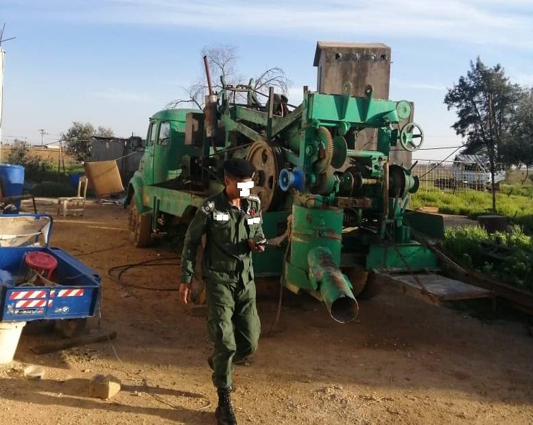 شاهد بالصور.. ضبط حفارة مخالفة في منطقة الحصينيات شرق المفرق