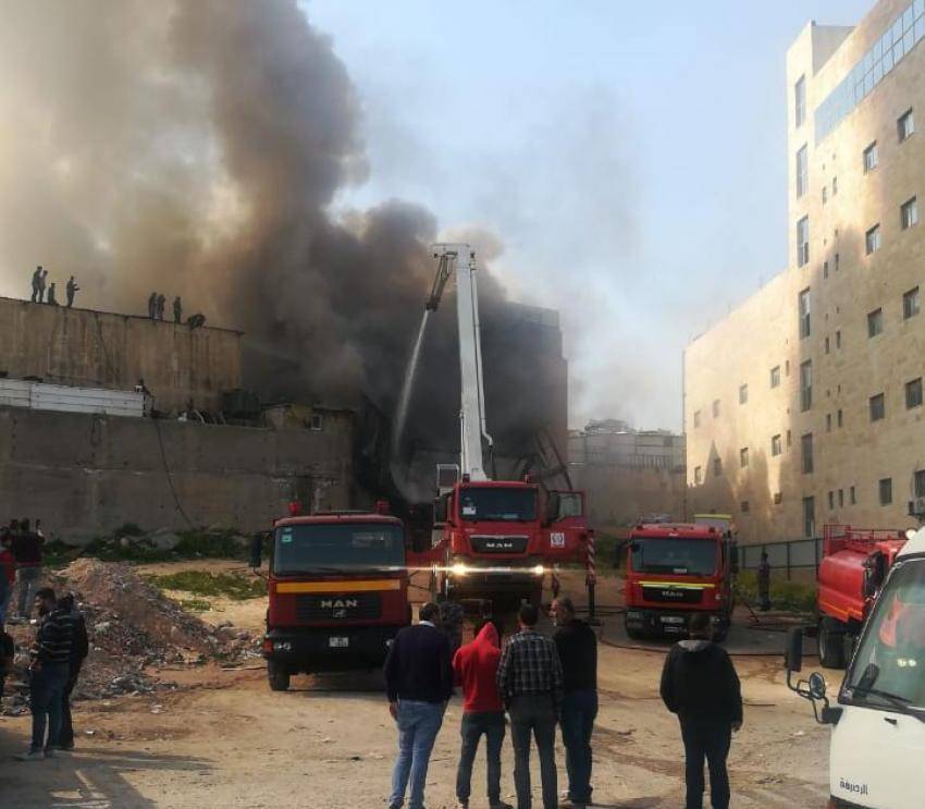 حريق 3 عاجل : محلات قطع سيارات في اتوستراد الزرقاء