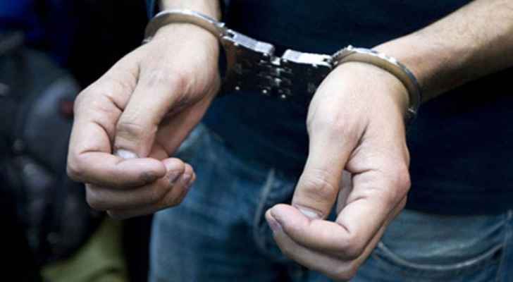 ضبط (3) اشخاص بحوزتهم حشيش وحبوب مخدرة في الزرقاء