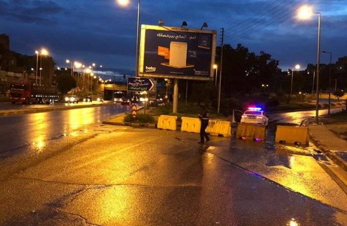 بالصور .. تحويل السير بعد انهيار بعبارة لتصريف المياه قرب جسر النشا
