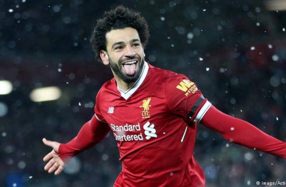 والدة اللاعب المصري محمد صلاح عن صورته مع إحدى معجباته: لو شفت أبوك كده هخلعه