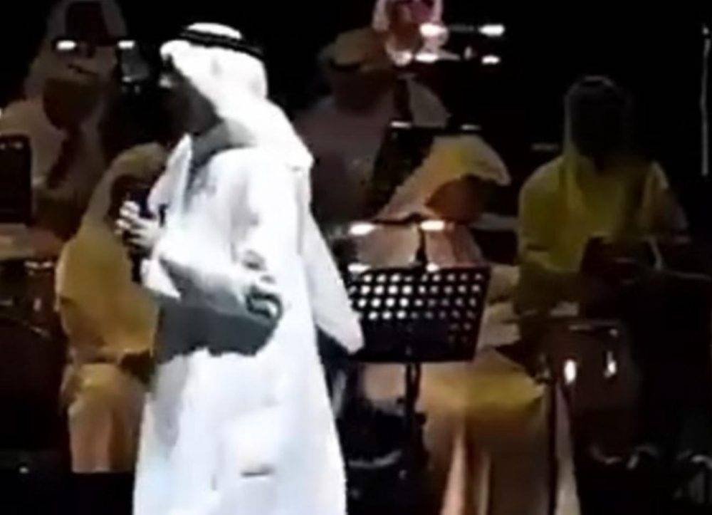تعثُّر الفنان عبدالله الرويشد على المسرح...فيديو