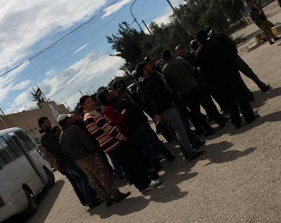 بالصور .. العاملون في صوامع الرمثا يضربون عن العمل تضامنا مع زملائهم المفصولين