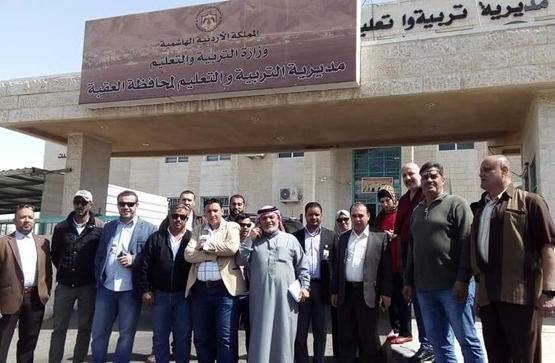 شاهد الصور .. وقفة تضامن مع مدير تربية العقبة