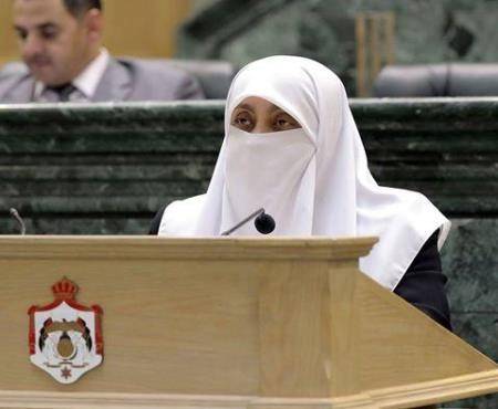 العتوم تطالب وزير التربية بتعيين 100 آذن في مدارس محافظة جرش ...